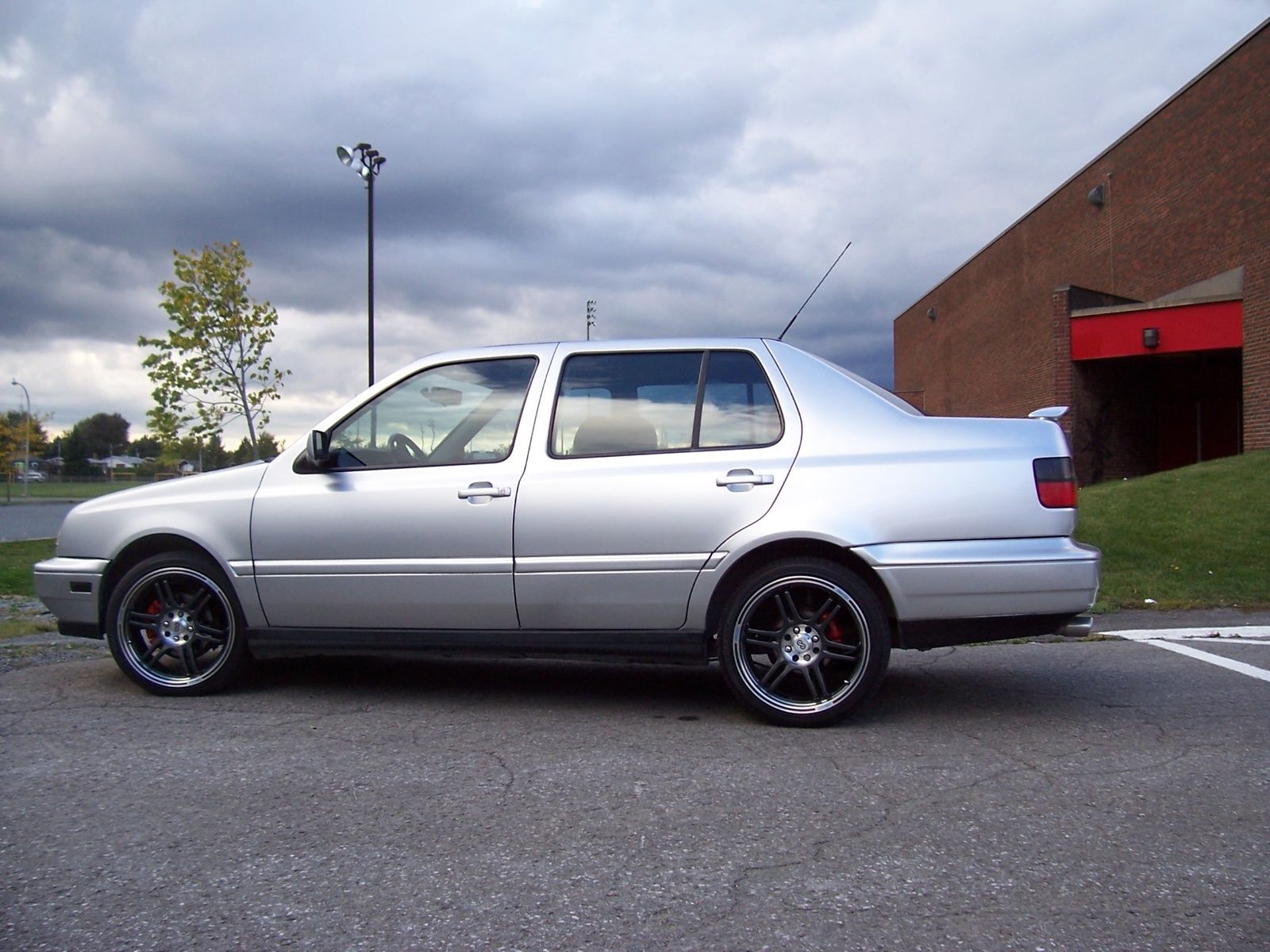 2002-vw-jetta-wagon-gls-vr6-north-albany-warehouse-district-photography